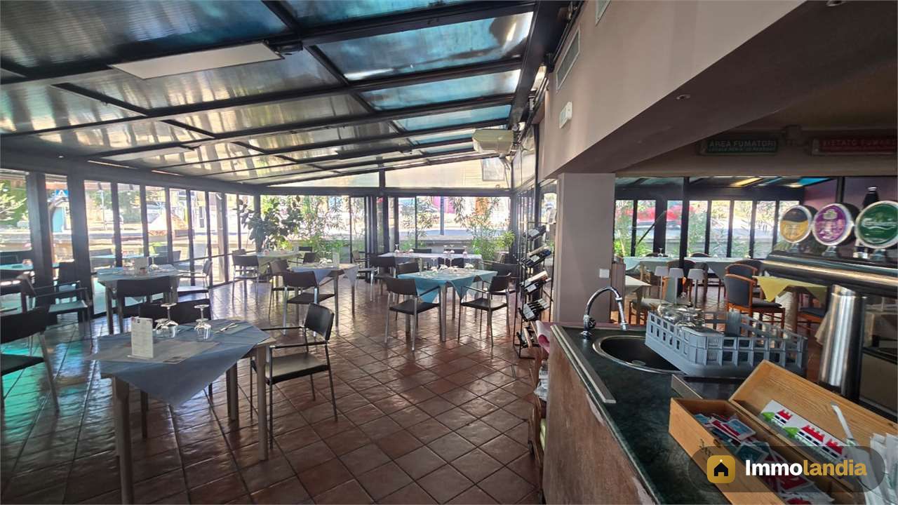 Vendesi Immobile è attività commerciale zona centrale vista Lago