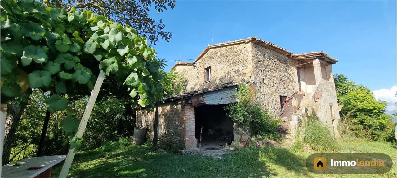 Gubbio casale con 18 ettari di terreno