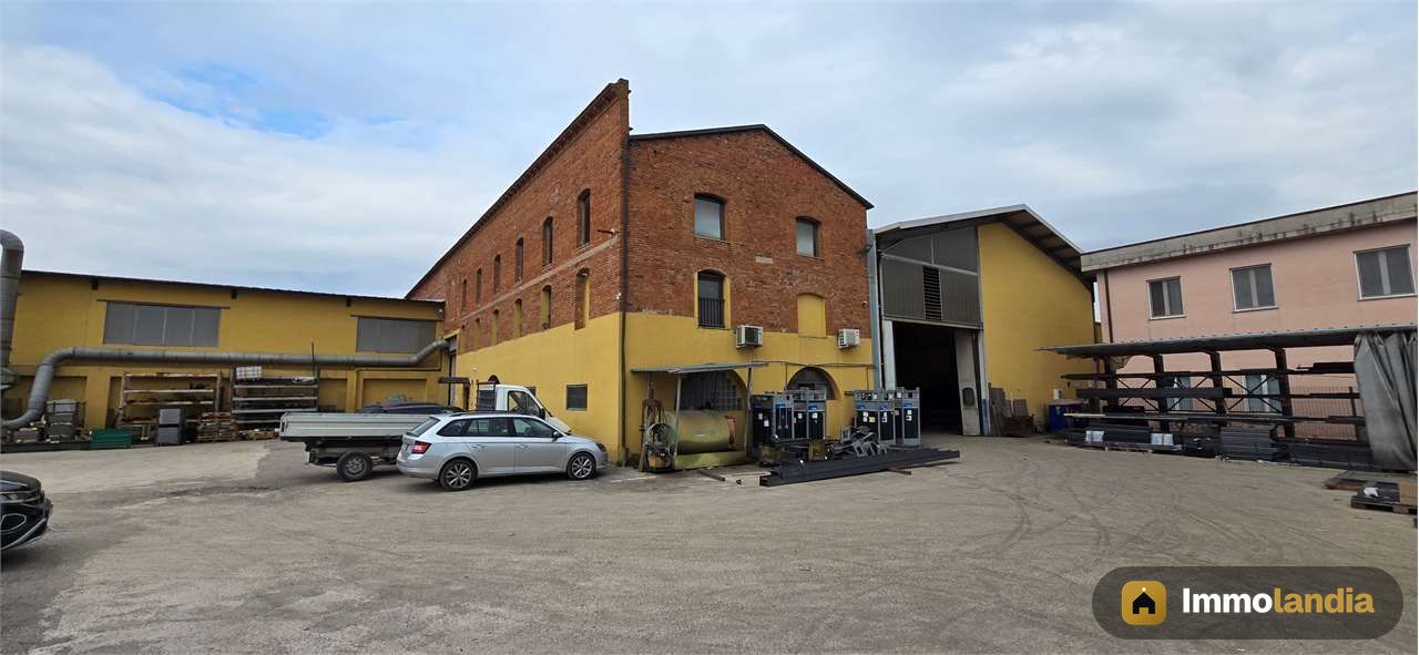 Vendesi capannone 1000 mq più uffici Villa Pitignano (PG)