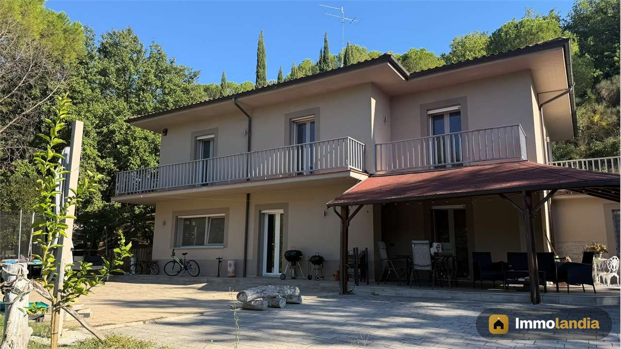 Perugia – San Vetturino | villa singola con piscina, pari al nuovo