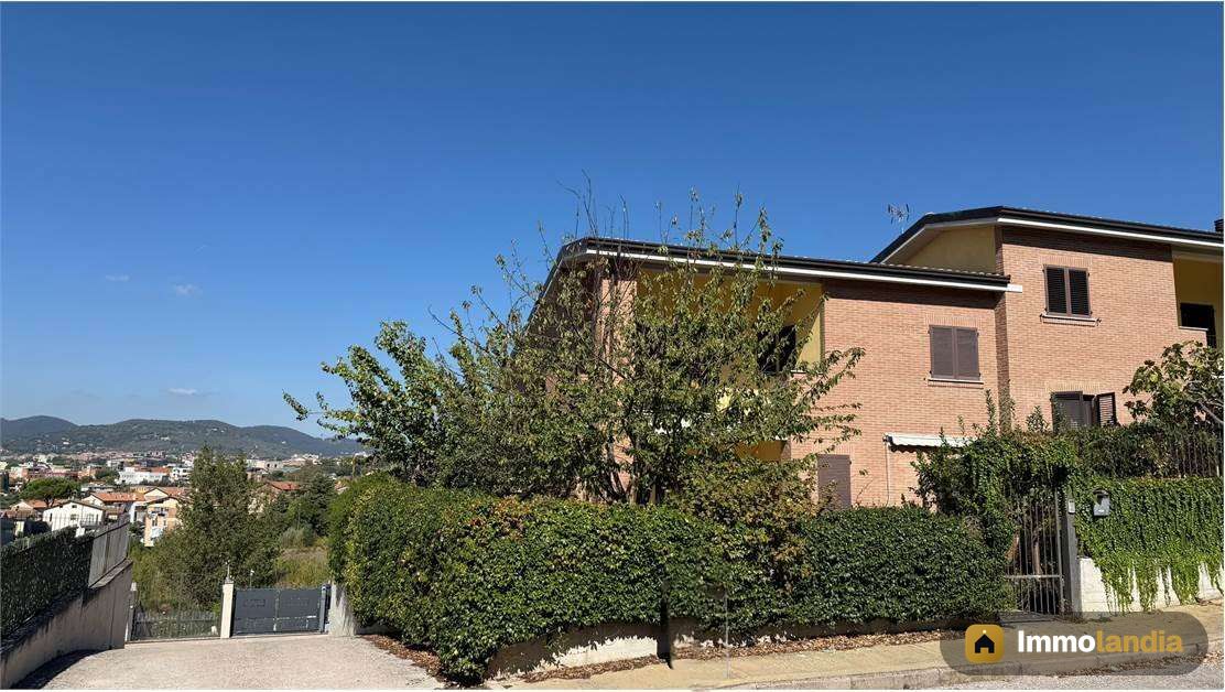 Prepo – Villa bifamiliare 200 mq con 4 camere, taverna, garage e giardino privato