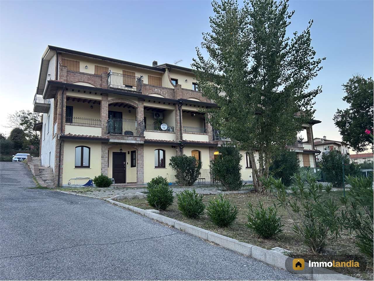 Castiglione della Valle – Appartamento recente con ampio portico e giardino privato